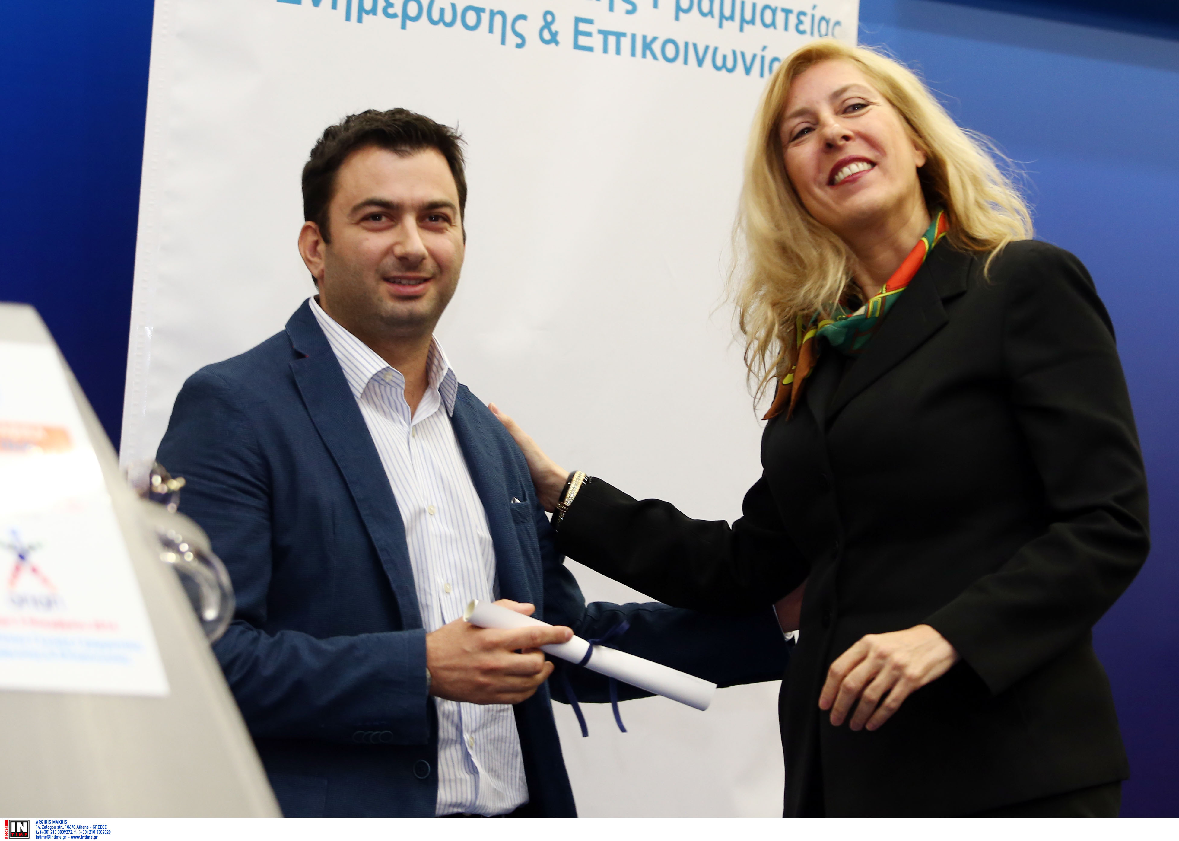 Ο Δημοσιογράφος του zougla.gr παραλαμβάνει το βραβείο από την πρόεδρο του ΕΤΑΜ ΜΜΕ Γιώτα Αντωνοπούλου