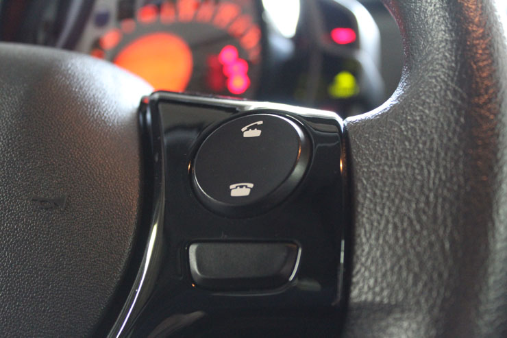 Κουμπιά πάνω στο τιμόνι για άνεση και ασφάλεια...