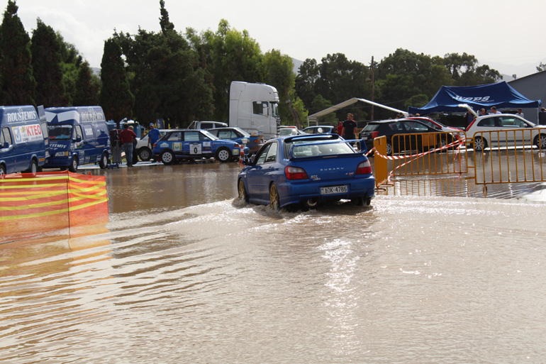 Πλάτσα, πλάτσα, πλούτσα.... Εικόνα από το service park... 