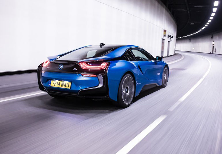 Από όπου και να κοιτάξεις του BMW i8 καταλαβαίνεις το μέλλον της αυτοκίνησης...