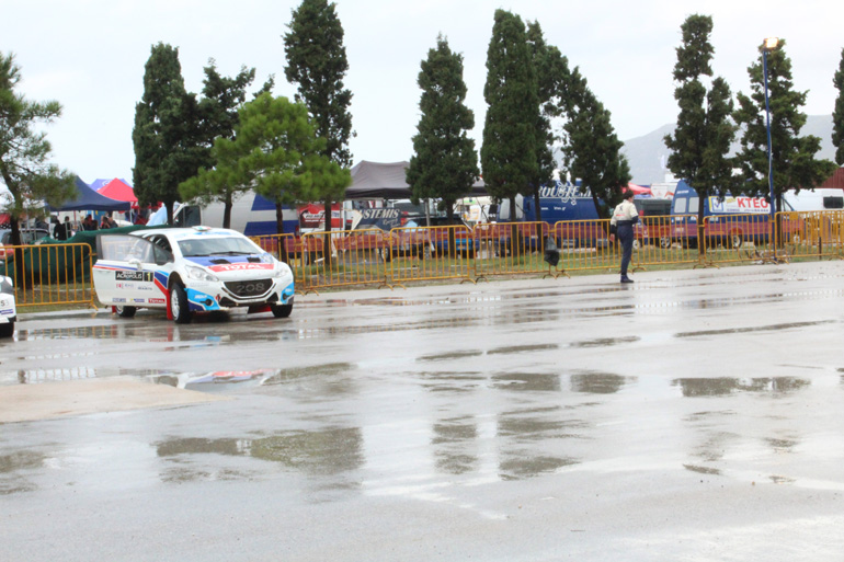 O Breen φτάνει στο service park με τις... πάντες και από τα νεύρα του τρέχει στο περίπτερο της ομάδας πηδώντας μάλιστα το κάγκελο!