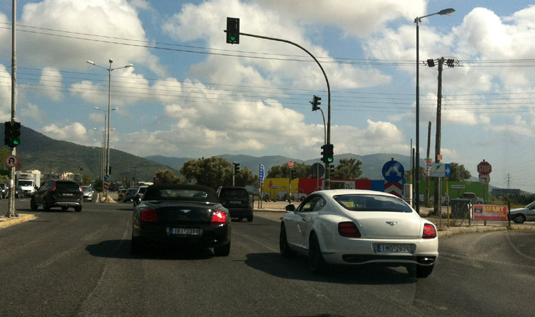 Σπάνιο φαινόμενο να βλέπεις δύο Bentey μαζί σε ελληνικούς δρόμους...