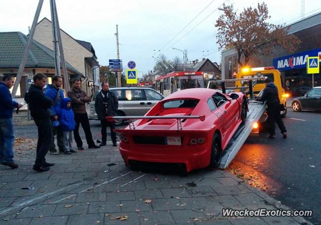 Το βρετανικό super car ανεβαίνει σοτν γερανό....