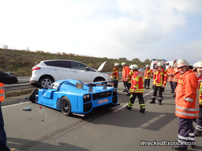 Η εικόνα με το χτυπημένο hyper car σίγουρα δεν είναι και η καλύτερη που μπορεί κανείς να δει...