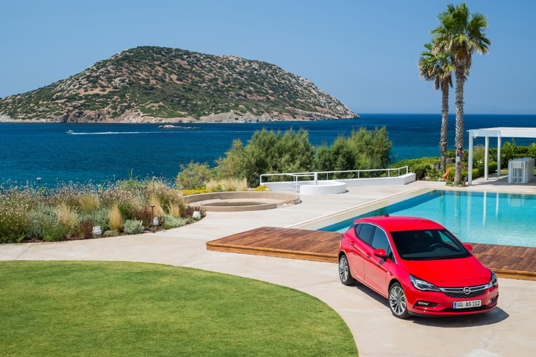 Το νέο Opel Astra με φόντο το ελληνικό γαλάζιο...