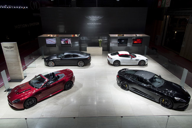 H Aston Martin έχει σε κοινή θέα όλα τα μοντέλα της γκάμας της. Στο Παρίσι πραγματοποιεί το παγκόσμιο ντεμπούτο της η Vanquish Carbon Black ενώ ευρωπαϊκή πρεμιέρα κάνει η V12 Vantage S Roadster...