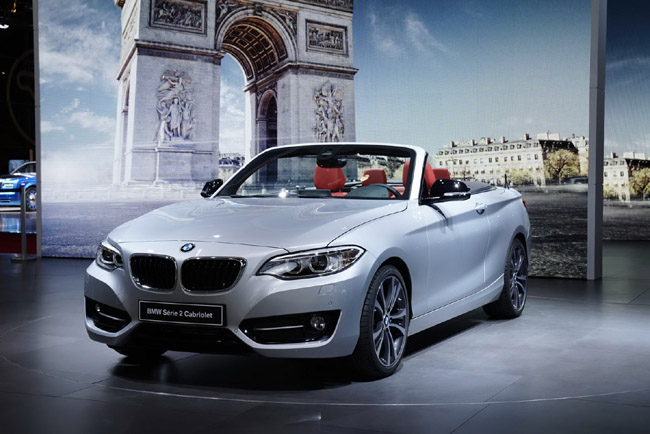 Επίσημο ντεμπούτο στο Παρίσι για την ανοιχτή έκδοση της BMW Series 2 cabrio. Το γερμανικό μοντέλο θα είναι διαθέσιμο με κινητήρες που θα ξεκινούν σε χωρητικότητα από τα 2.0 λίτρα. Η οροφή θα είναι soft και θα μπορεί να ανοιγοκλείνει ακόμα και με ταχύτητες 50 χλμ./ώρα...