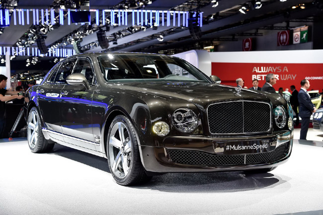 Η Bentley Mulsanne Speed δεν είναι απλά ένα πολυτελές μοντέλο. Πέρα από την χλιδή προσφέρει εντυπωσιακές επιδόσεις παρά το βάρος που φτάνει τους 2.7 τόνους. Ο  κινητήρας twin turbo 6.75 λίτρων αποδίδει 530 ίππους και παράγει 1.100 Nm ροπής. Το 0-100 επιτυγχάνεται σε 4.9 δευτερόλεπτα ενώ η τελική αγγίζει τα 305 χλμ./ώρα...