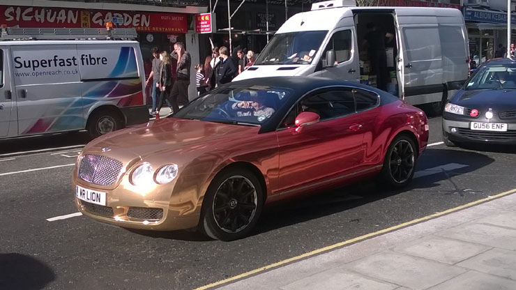 Και Bentley και με... χρυσό χρώμα. Που να περάσει απαρατήρητη...