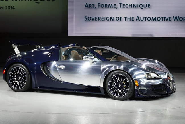 Η Bugatti δεν θα μπορούσε να λείπει από μία τόσο μεγάλη γιορτή. Στο Παρίσι η πολυτελής φίρμα παρουσιάζει την Veyron που είναι αφιερωμένη στον ιδρυτή της Ettore Bugatti. Το αυτοκίνητο θα παραχθεί σε μόλις τρεις μονάδες και η αξία του φτάνει τα 2.35 εκατομμύρια ευρώ...