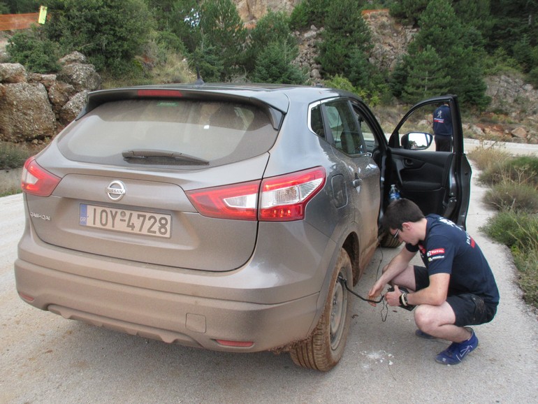 Ο Graig Breen, νικητής στο περσινό Rally Acropolis ελέγχει την πίεση των ελαστικών στο Nissan Qashqai το οποίο χρησιμοποίησε για τις αναγνωρίσεις