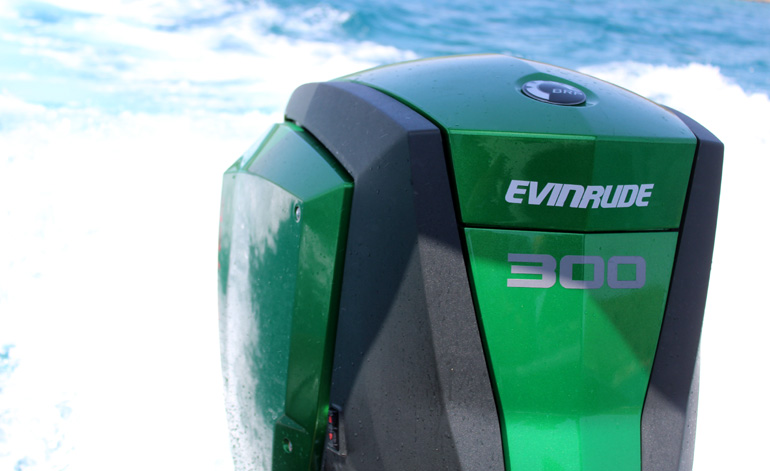 Evinrude 300 σε συνδυασμό πράσινο με μαύρο... Απλά τα σπάει!