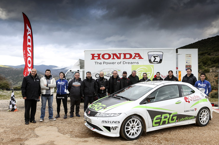 Αναμνηστική φωτογραφία με τα μέλη της αγωνιστικής ομάδας και τους τυχερούς δημοσιογράφους που οδήγησαν το Honda Type R
