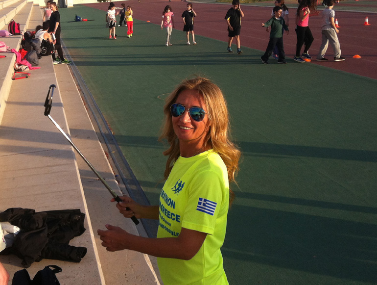 Η πρωταθλήτρια μαρία Πολύζου προσπαθεί να βγάλει... selfie στην τελευταία προπόνηση της ομάδας στο ΟΑΚΑ...