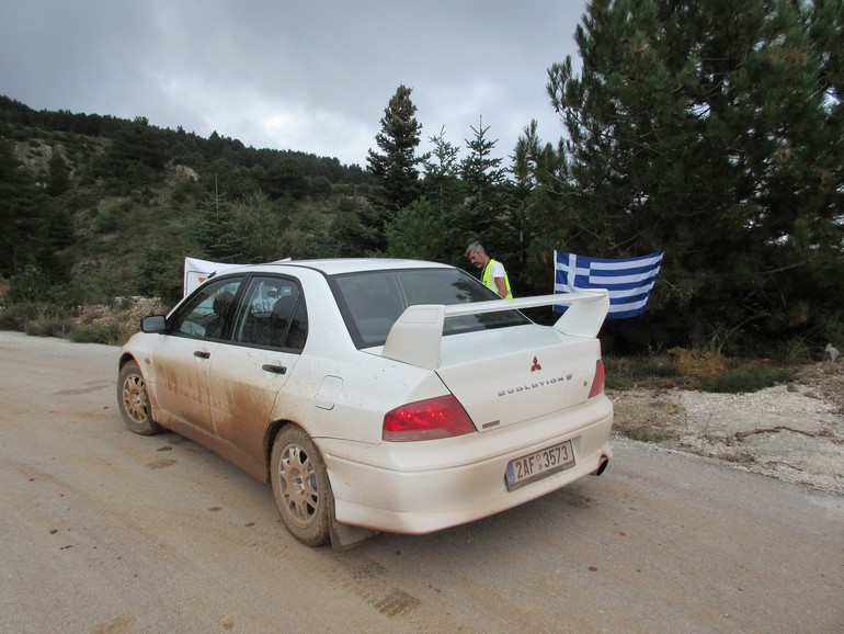 Χαρακτηριστική ατμόσφαιρα Rally Acropolis με την ελληνική σημαία δίπλα από το αγωνιστικό 'μουλάρι' 