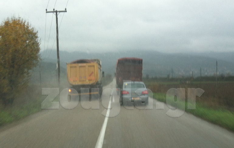 Σε ένα τόσο στενό δρόμο η νταλίκα βγαίνει και προσπερνά...