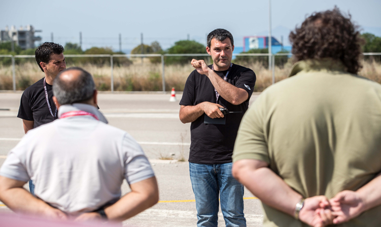 Όλοι ακούν και κοιτούν με προσοχή τους εκπαιδευτές