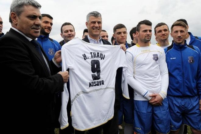 Ο Πρωθυπουργός του Κοσόβου, Χασίμ Τχατσί, με τους παίκτες της ομάδας