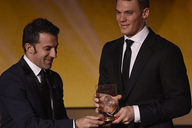 Ο Νόιερ παραλαμβάνει το βραβείο του καλύτερου τερματοφύλακα της χρονιάς από τον Ντελ Πιέρο