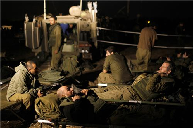 Ισραηλινοί στρατιώτες ξεκουράζονται μετά την ανακοίνωση για εκεχειρία