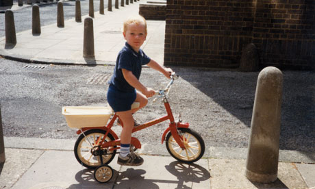 Ο μικρός Bradley πάνω στο πρώτο του ποδήλατο