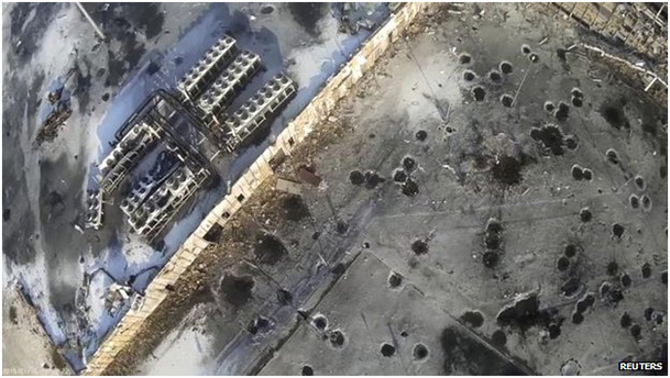 Αεροπορική άποψη που δείχνει τους κρατήρες που έχουν προκληθεί από τις μάχες στο αεροδρόμιο του Ντονιέτσκ.