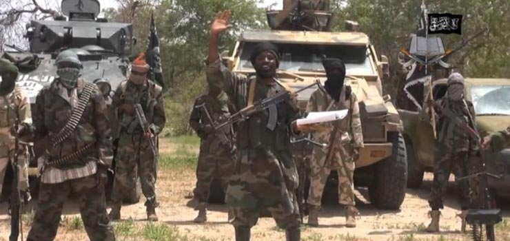 Πολεμιστές της Μπόκο Χάραμ στη Νιγηρία, με σύμβολα που παραπέμπουν στο Ισλαμικό Χαλιφάτο