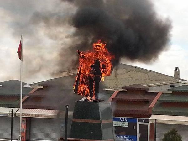 Άγαλμα του Κεμάλ Ατατούρκ στις φλόγες