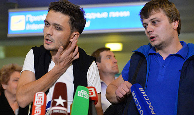 Ο δημοσιογράφος της «Zvezda TV»  Evgeny Davydov αριστερά , και ο ηχολήπτης Nikita Konashenkov δήλωσαν κατά την άφιξή τους στο αεροδρόμιο  Sheremetyevo της Μόσχας μετά την απελευθέρωσή τους πως οι άνδρες του «Δεξιού Τομέα» που τους κρατούσαν τους απειλούσαν ότι «θα τους κόψουν κομματάκια και θα τους ψήσουν».