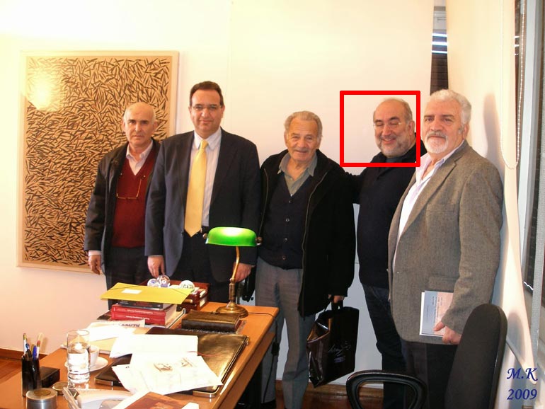 Ο Γιώργος Μπαχάς, δεύτερος από δεξιά. Πηγή φωτογραφίας: http://kallimasia.blogspot.gr/