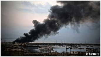 Καπνός πάνω από το λιμάνι της Γάζας μετά από σειρά βομβαρδισμών