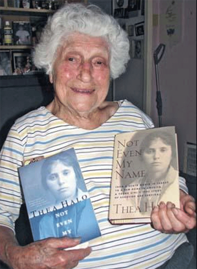 Η Σάνο Χάλο κρατά την βιογραφία της, που έγραψε η κόρη της Θία. 'Not Even My Name' o αμερικανικός τίτλος. 'Ούτε το όνομά μου'