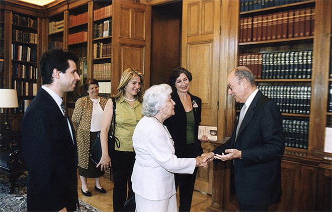 Η Σάνο και η Θία Χάλο σε συνάντηση με τον τότε Πρόεδρο της Δημοκρατίας Κωνσταντίνο Στεφανόπουλο το 2001