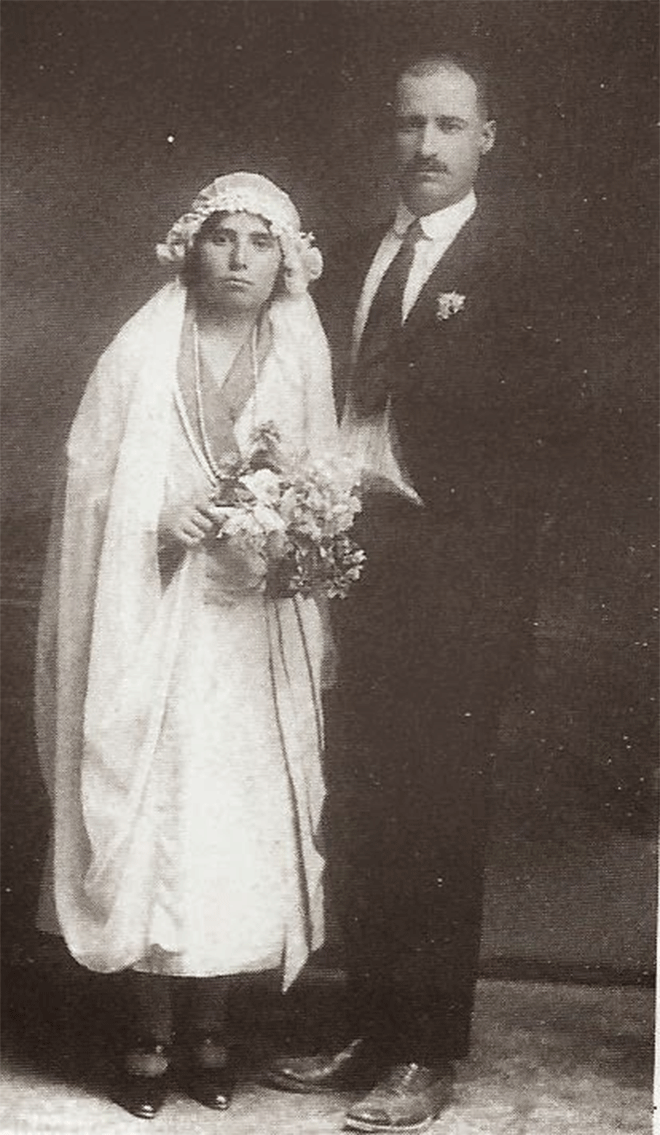 Η Σάνο Χάλο και ο σύζυγός της Αβραάμ την ημέρα του γάμου τους