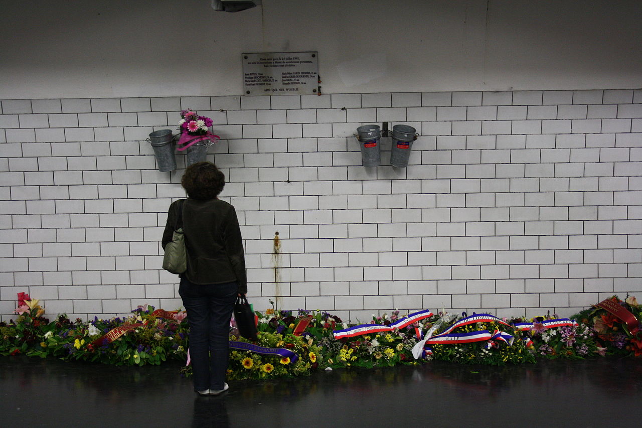 Μνημείο για τα θύματα της έκρηξης στον σταθμό Σεν Μισέλ
