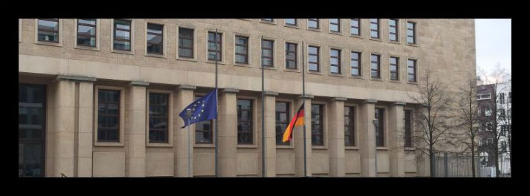 Μεσίστιες κυματίζουν οι σημαίες στα κυβερνητικά κτίρια του Βερολίνου