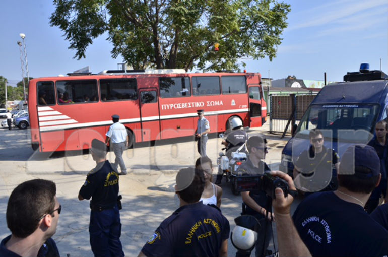 Τα οχήματα της Πυροσβεστικής φτάνουν στο νέο 'σπίτι' των μεταναστών