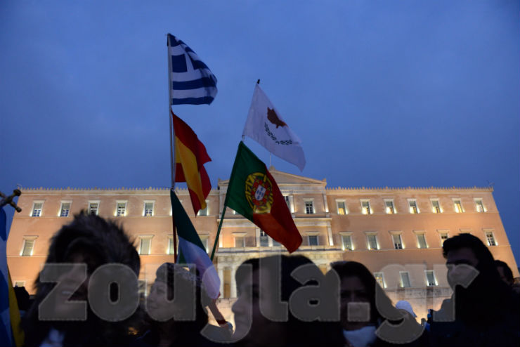 Η ισπανική, η πορτογαλική και η κυπριακή σημαία δίπλα στην ελληνική