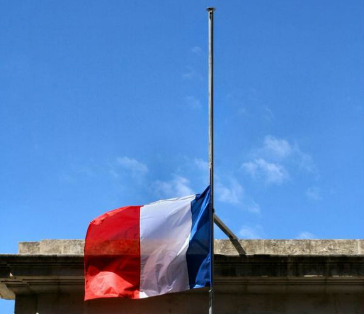 Μεσίστιες κυματίζουν οι σημαίες στη Γαλλία
