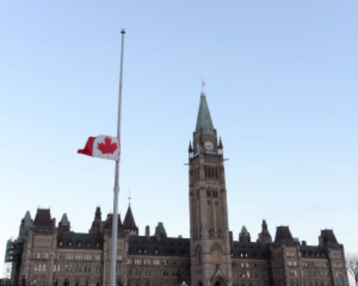 Μεσίστια κυματίζει η σημαία στο καναδικό Κοινοβούλιο