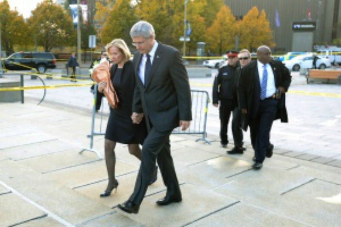 Ο Πρωθυπουργός του Καναδά με τη σύζυγό του καταθέτουν λουλούδια στο μνημείο Πεσόντων