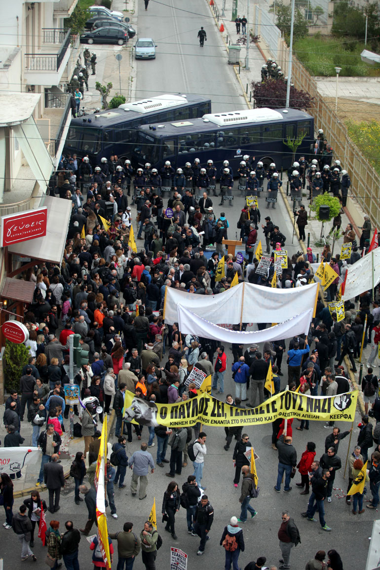 Κορυδαλλός: Κλούβες της αστυνομίας εμποδίζουν την πρόσβαση σε διαδηλωτές