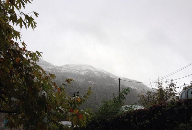 Τα πρώτα χιόνια στο Ζαγόρι. Φωτογραφία από το γραφικό Τσεπέλοβο