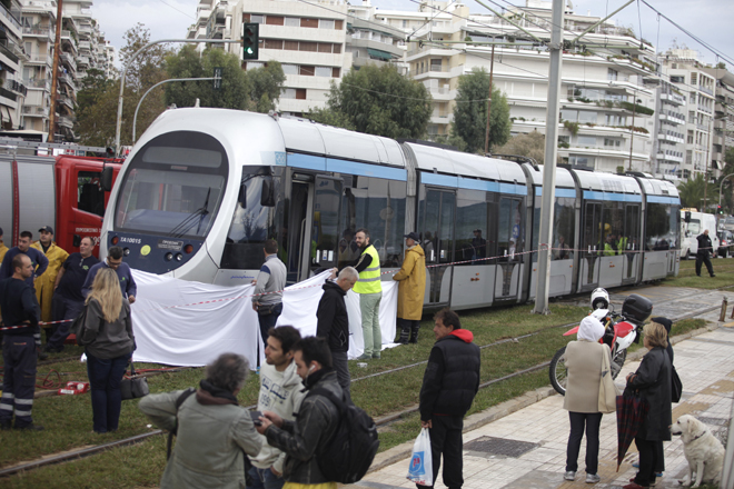 Κατά τη διάρκεια της επιχείρησης χρησιμοποιήθηκαν σεντόνια προκειμένου να μην υπάρχει οπτική επαφή των περαστικών με το πτώμα της γυναίκας 